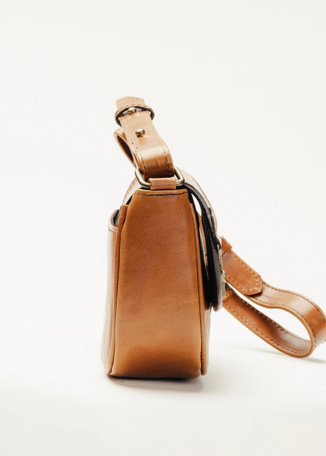 Bolso cruzado de piel artesanal con broche metálico – Modelo TEJÓN de Kwara (NO ES D*OR) hecho a mano por Kwaramx.com | exclusivo de Kwaramx.com