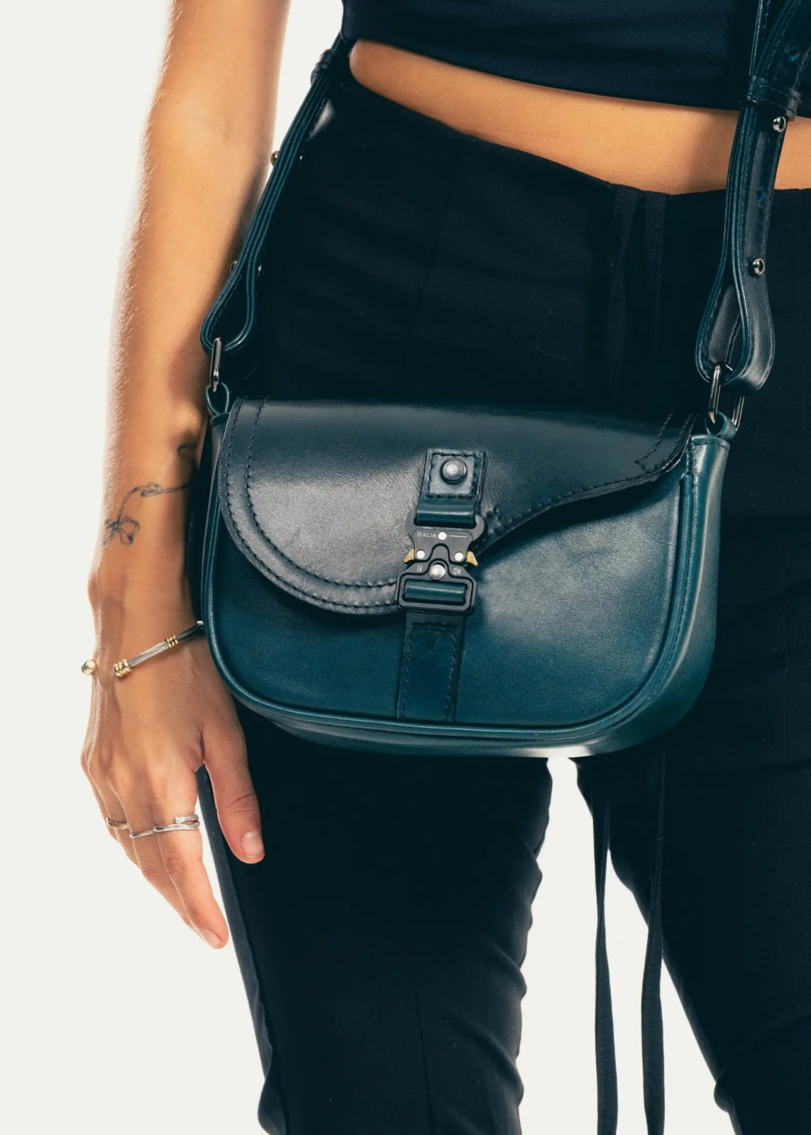 Bolso cruzado de piel artesanal con broche metálico – Modelo TEJÓN de Kwara (NO ES D*OR) hecho a mano por Kwaramx.com | exclusivo de Kwaramx.com