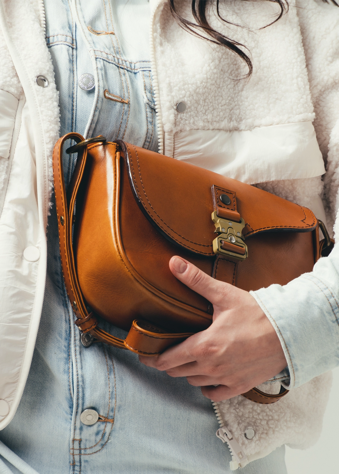 Bolso cruzado de piel artesanal con broche metálico – Modelo TEJÓN de Kwara (NO ES D*OR) hecho a mano por Kwaramx.com | exclusivo de Kwaramx.com