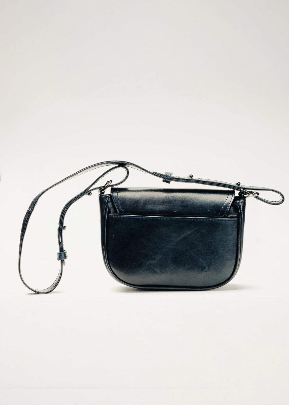 Bolso cruzado de piel artesanal con broche metálico – Modelo TEJÓN de Kwara (NO ES D*OR) hecho a mano por Kwaramx.com | exclusivo de Kwaramx.com