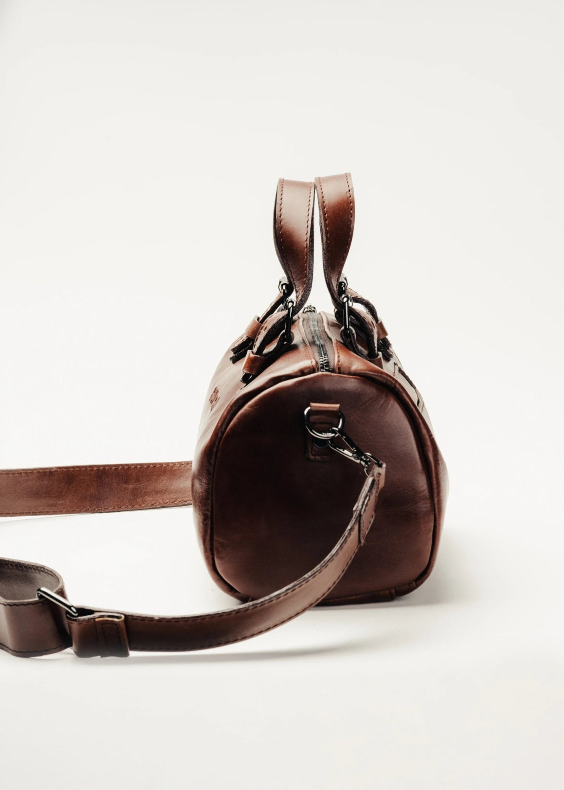 Bolso de piel artesanal tipo duffel – Modelo AXOLOTE de Kwara hecho a mano por Kwaramx.com | exclusivo de Kwaramx.com