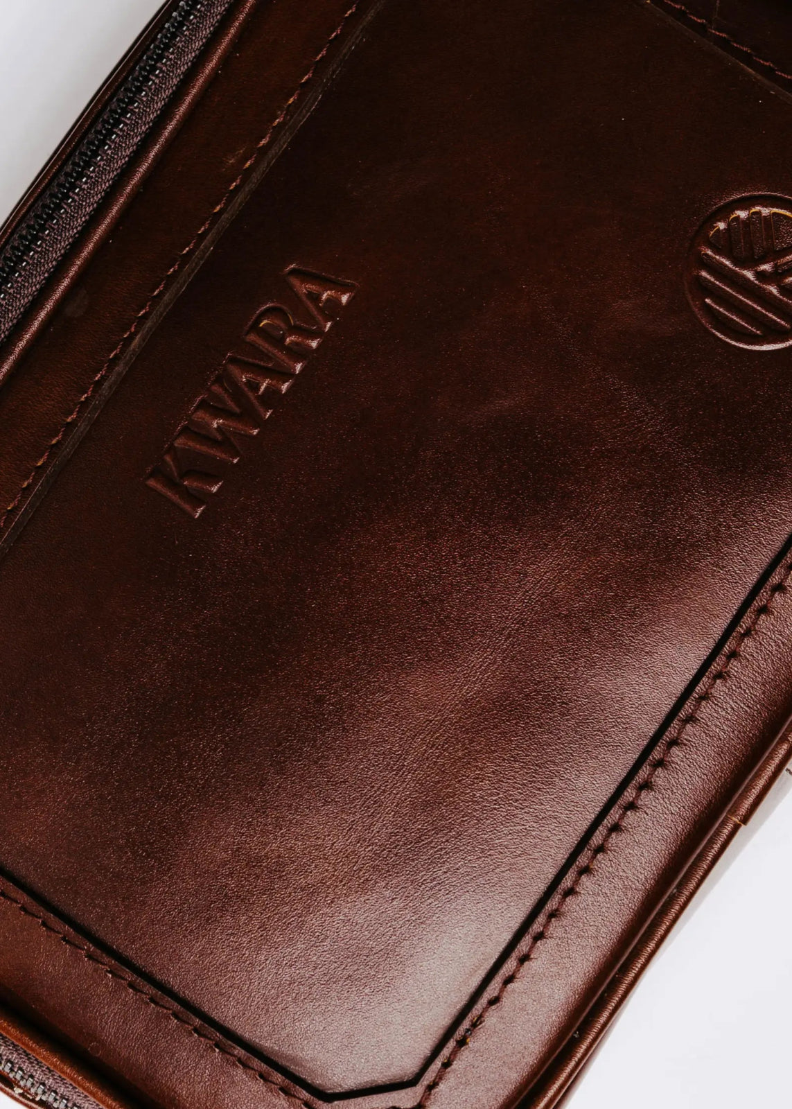 Neceser de piel artesanal con asa lateral – Modelo GRAN COYOTE de Kwara hecho a mano por Kwaramx.com | exclusivo de Kwaramx.com