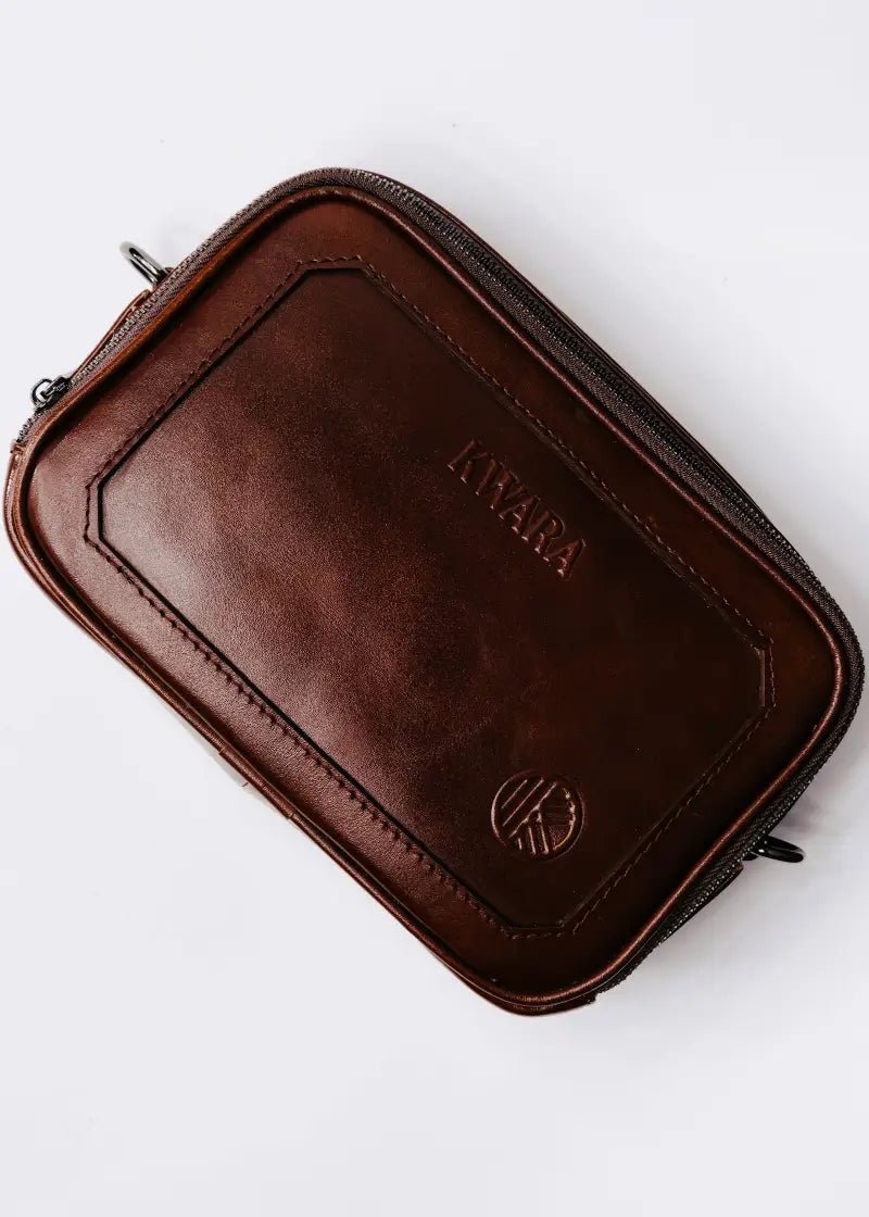 Neceser de piel artesanal con asa lateral – Modelo GRAN COYOTE de Kwara hecho a mano por Kwaramx.com | exclusivo de Kwaramx.com