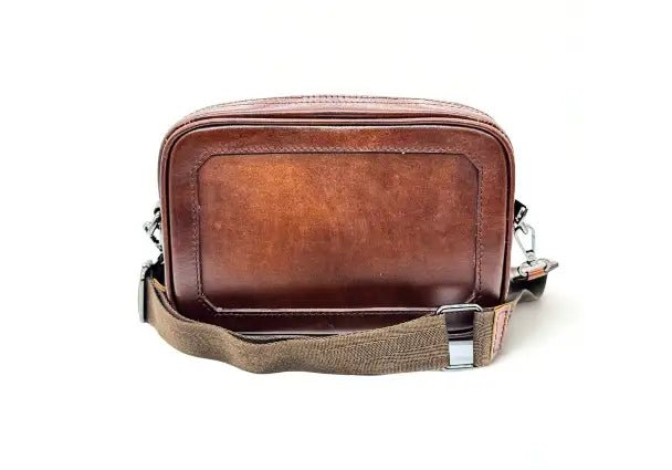 Neceser de piel artesanal con asa lateral – Modelo GRAN COYOTE de Kwara hecho a mano por Kwaramx.com | exclusivo de Kwaramx.com