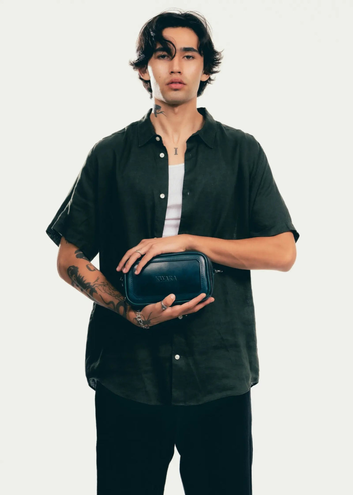 Pouch de piel artesanal azul – Modelo COYOTE de Kwara hecho a mano por Kwaramx.com | exclusivo de Kwaramx.com