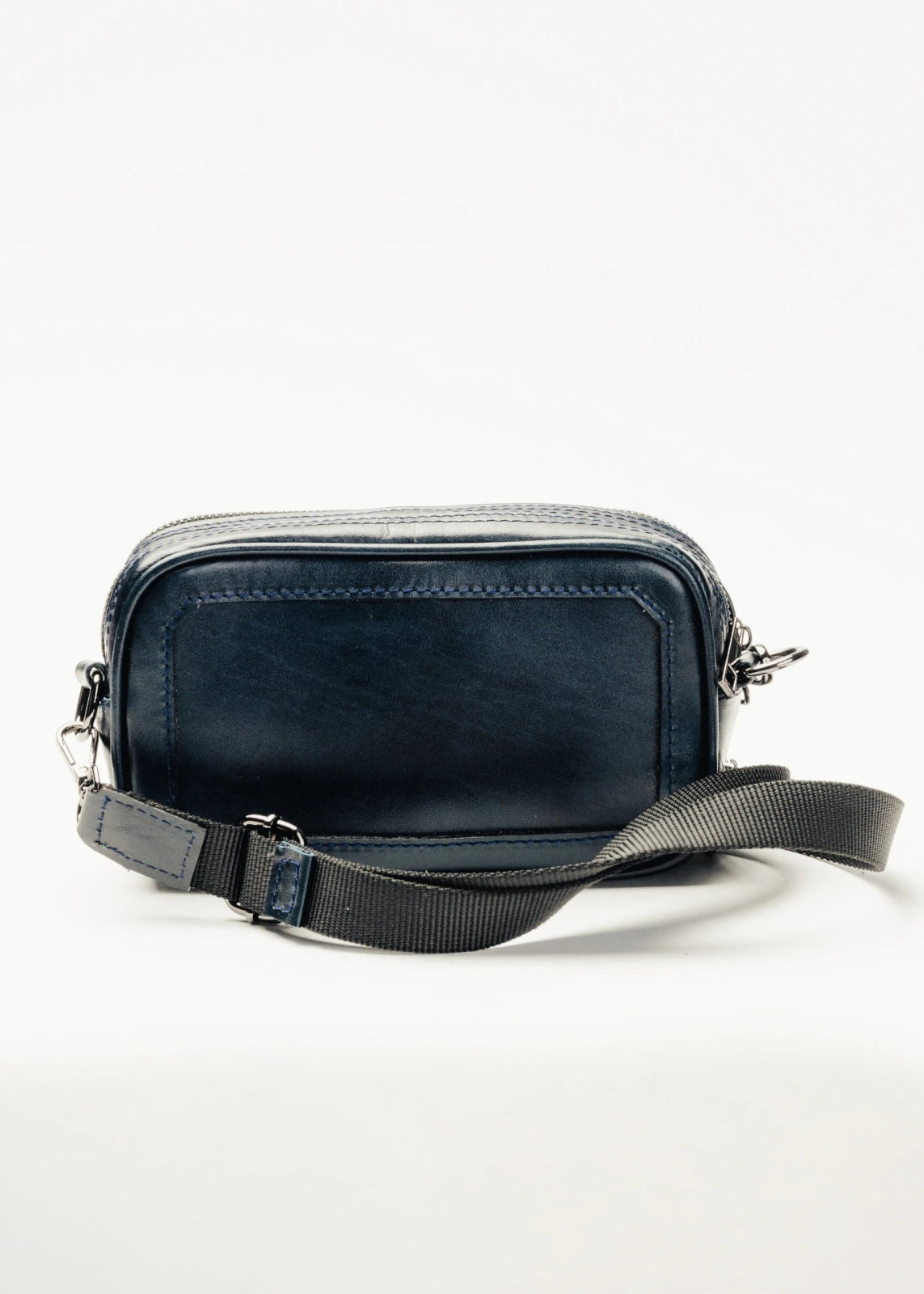 Pouch de piel artesanal azul – Modelo COYOTE de Kwara hecho a mano por Kwaramx.com | exclusivo de Kwaramx.com