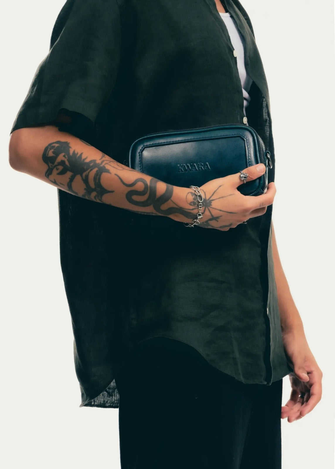 Pouch de piel artesanal azul – Modelo COYOTE de Kwara hecho a mano por Kwaramx.com | exclusivo de Kwaramx.com