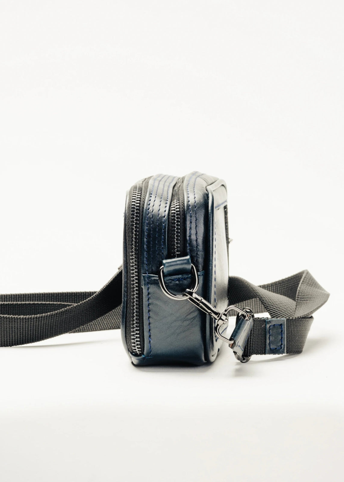 Pouch de piel artesanal azul – Modelo COYOTE de Kwara hecho a mano por Kwaramx.com | exclusivo de Kwaramx.com