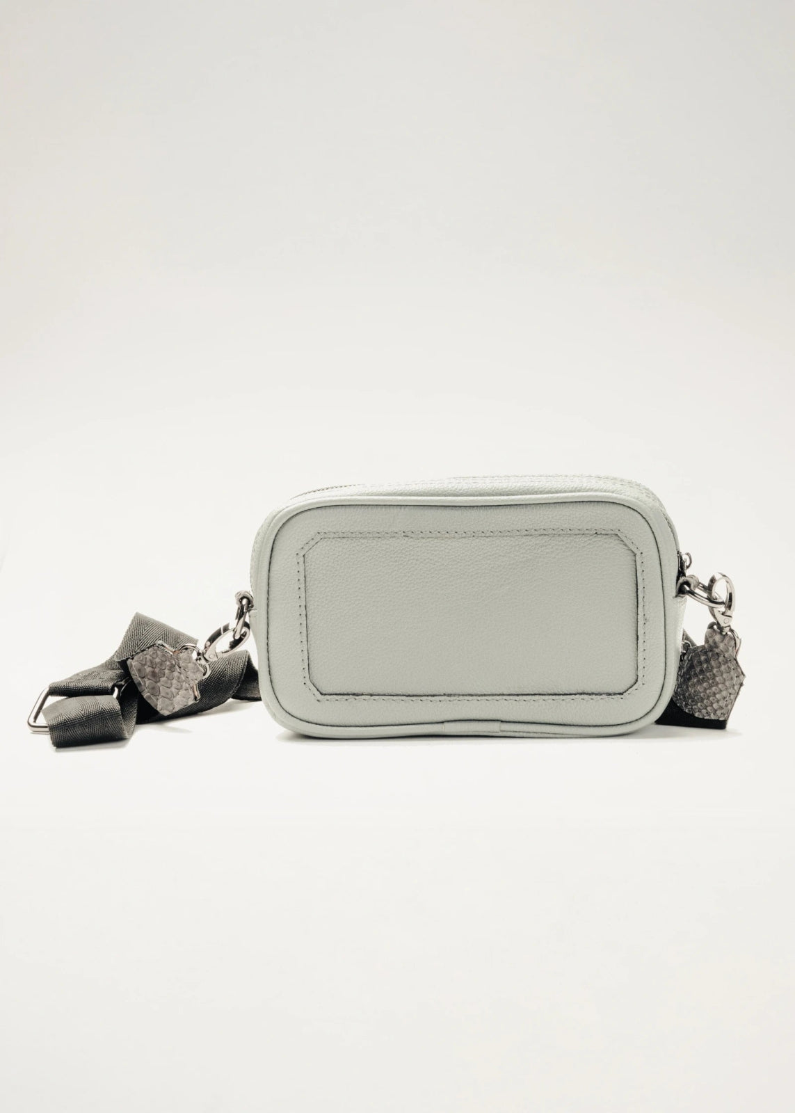Pouch de piel artesanal gris – Modelo SERPIENTE de Kwara hecho a mano por Kwaramx.com | exclusivo de Kwaramx.com