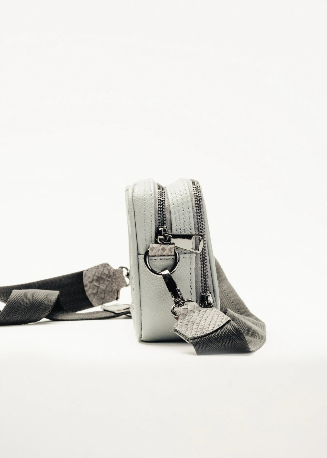 Pouch de piel artesanal gris – Modelo SERPIENTE de Kwara hecho a mano por Kwaramx.com | exclusivo de Kwaramx.com