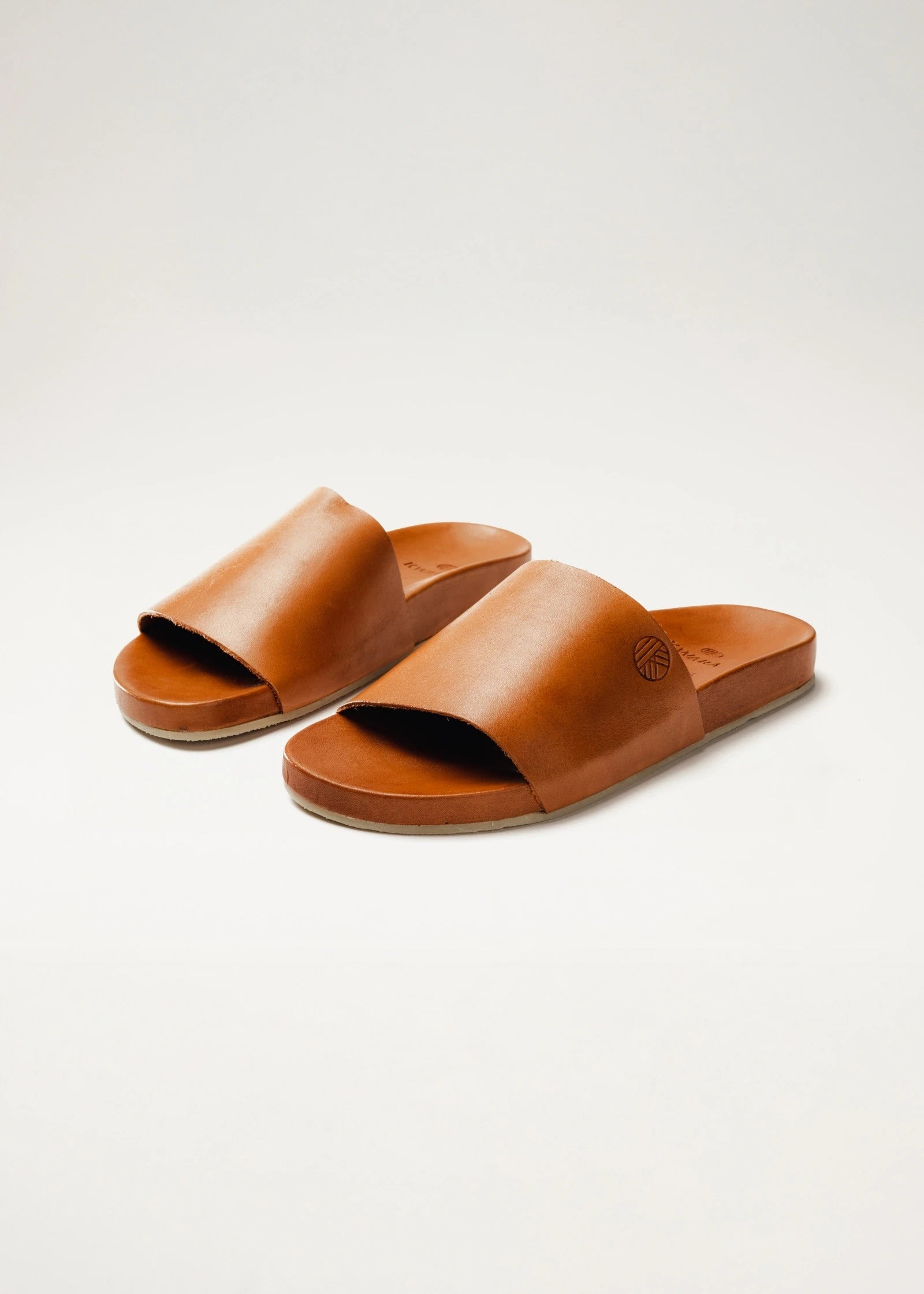 Sandalia de piel artesanal mujer color terracota hecha en México con suela antideslizante – KWARA