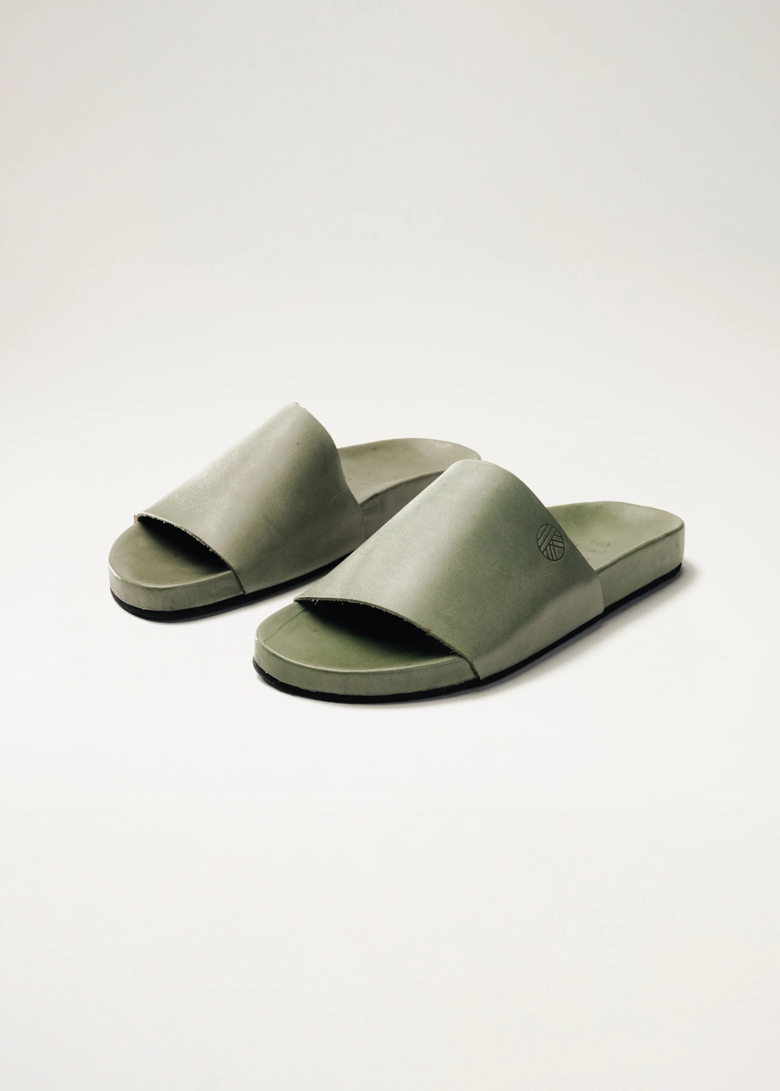 Sandalia artesanal de piel color verde con diseño minimalista – KWARA