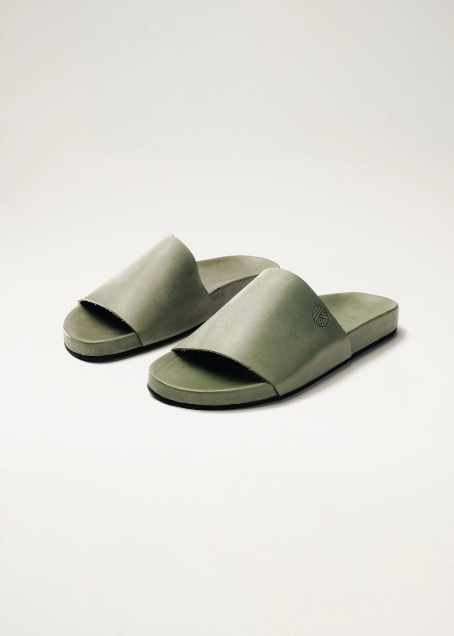 Sandalia artesanal de piel color verde con diseño minimalista – KWARA