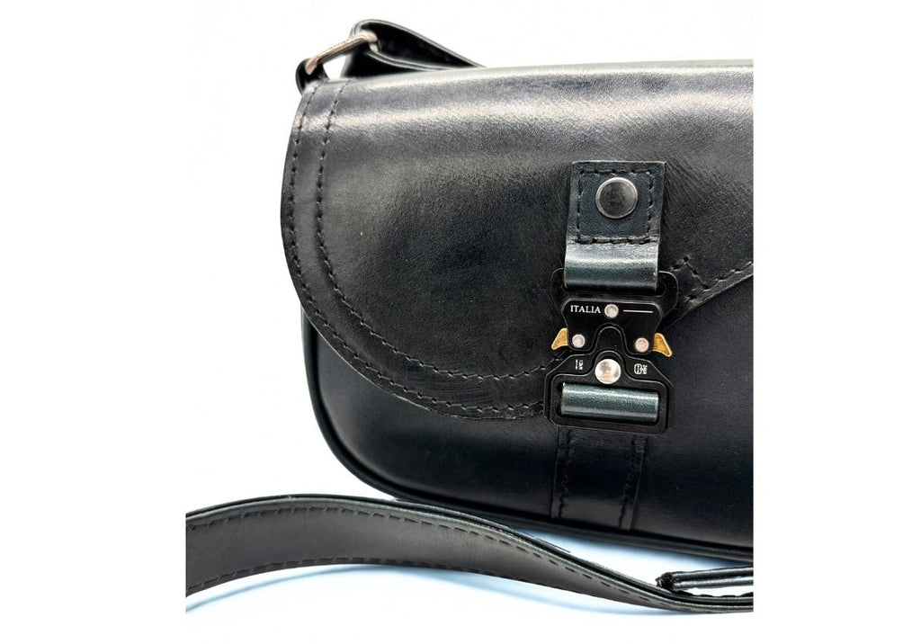 Bolso cruzado de piel artesanal con broche metálico – Modelo TEJÓN de Kwara hecho a mano por Kwaramx.com | exclusivo de Kwaramx.com