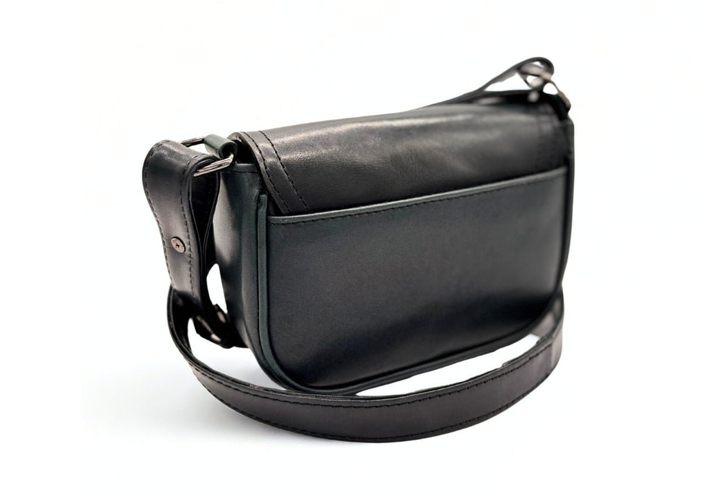 Bolso cruzado de piel artesanal con broche metálico – Modelo TEJÓN de Kwara hecho a mano por Kwaramx.com | exclusivo de Kwaramx.com