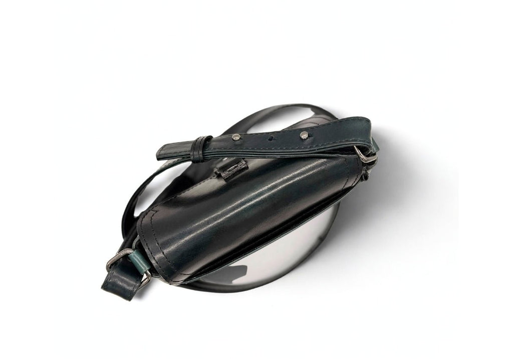 Bolso cruzado de piel artesanal con broche metálico – Modelo TEJÓN de Kwara hecho a mano por Kwaramx.com | exclusivo de Kwaramx.com