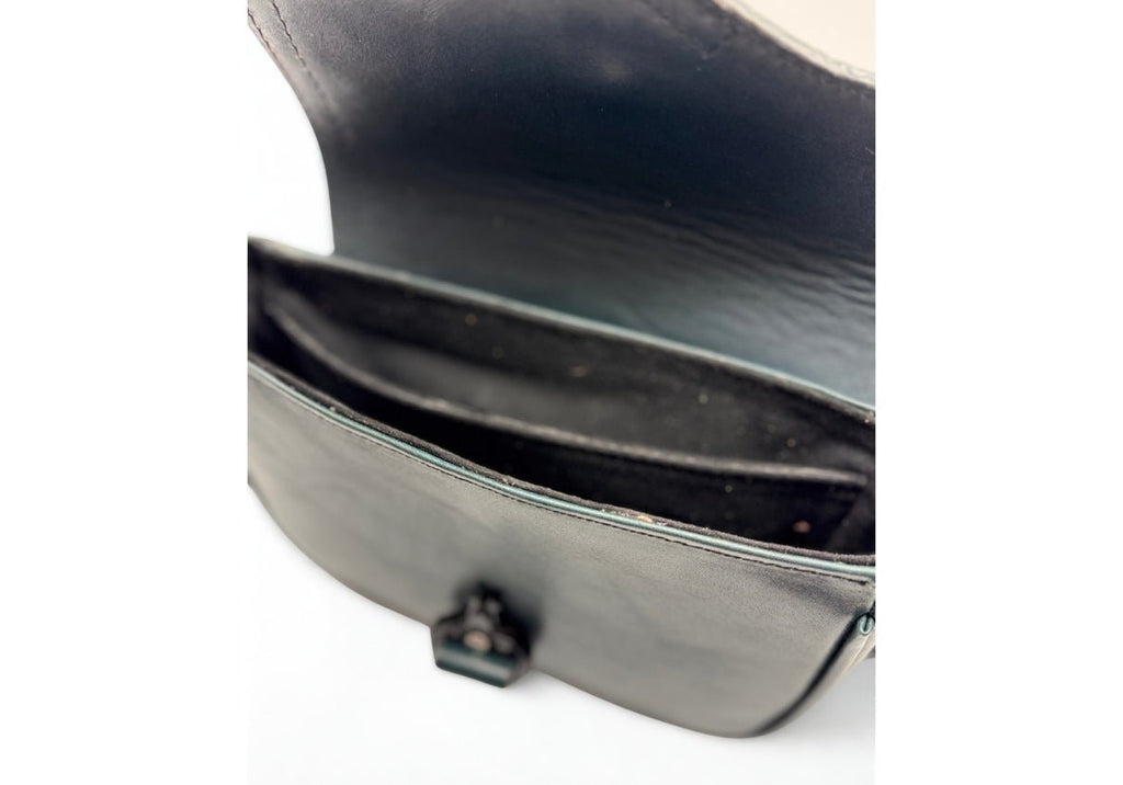 Bolso cruzado de piel artesanal con broche metálico – Modelo TEJÓN de Kwara hecho a mano por Kwaramx.com | exclusivo de Kwaramx.com