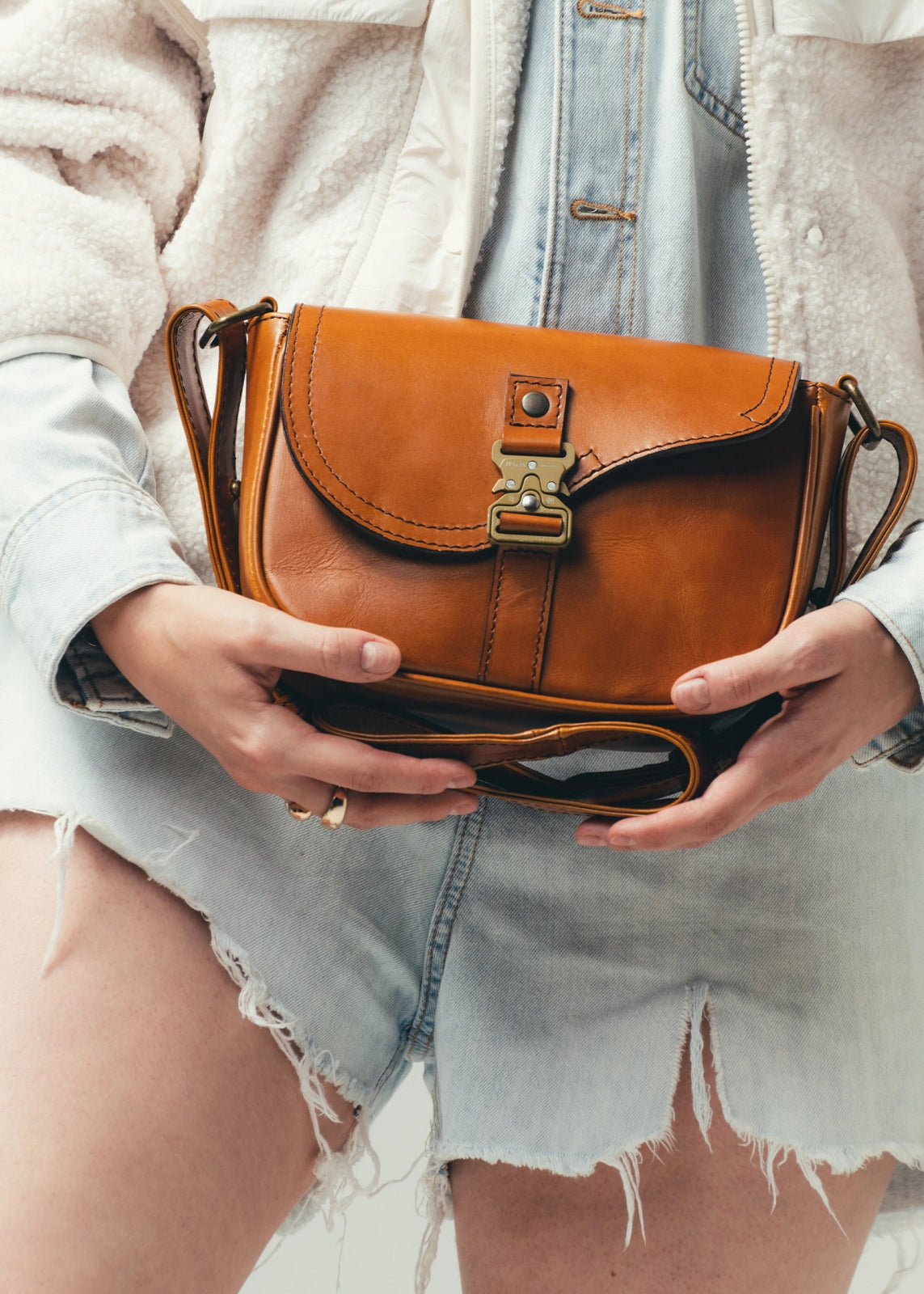 Bolso cruzado de piel artesanal con broche metálico – Modelo TEJÓN de Kwara (NO ES D*OR) hecho a mano por Kwaramx.com | exclusivo de Kwaramx.com