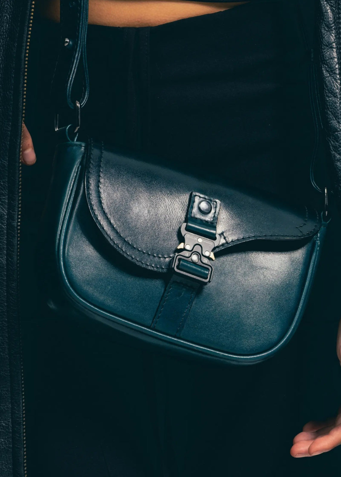 Bolso cruzado de piel artesanal con broche metálico – Modelo TEJÓN de Kwara (NO ES D*OR) hecho a mano por Kwaramx.com | exclusivo de Kwaramx.com