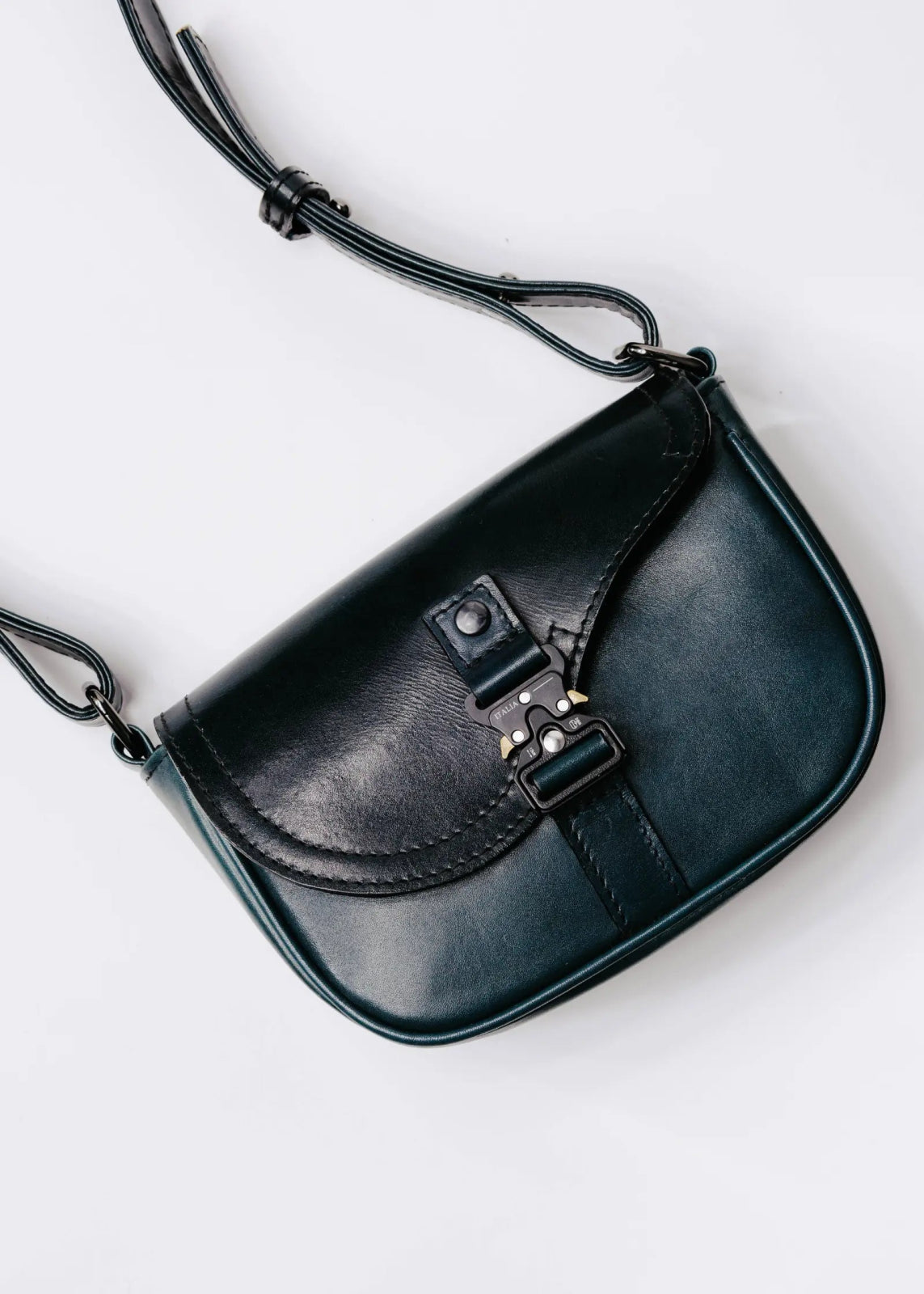 Bolso cruzado de piel artesanal con broche metálico – Modelo TEJÓN de Kwara (NO ES D*OR) hecho a mano por Kwaramx.com | exclusivo de Kwaramx.com