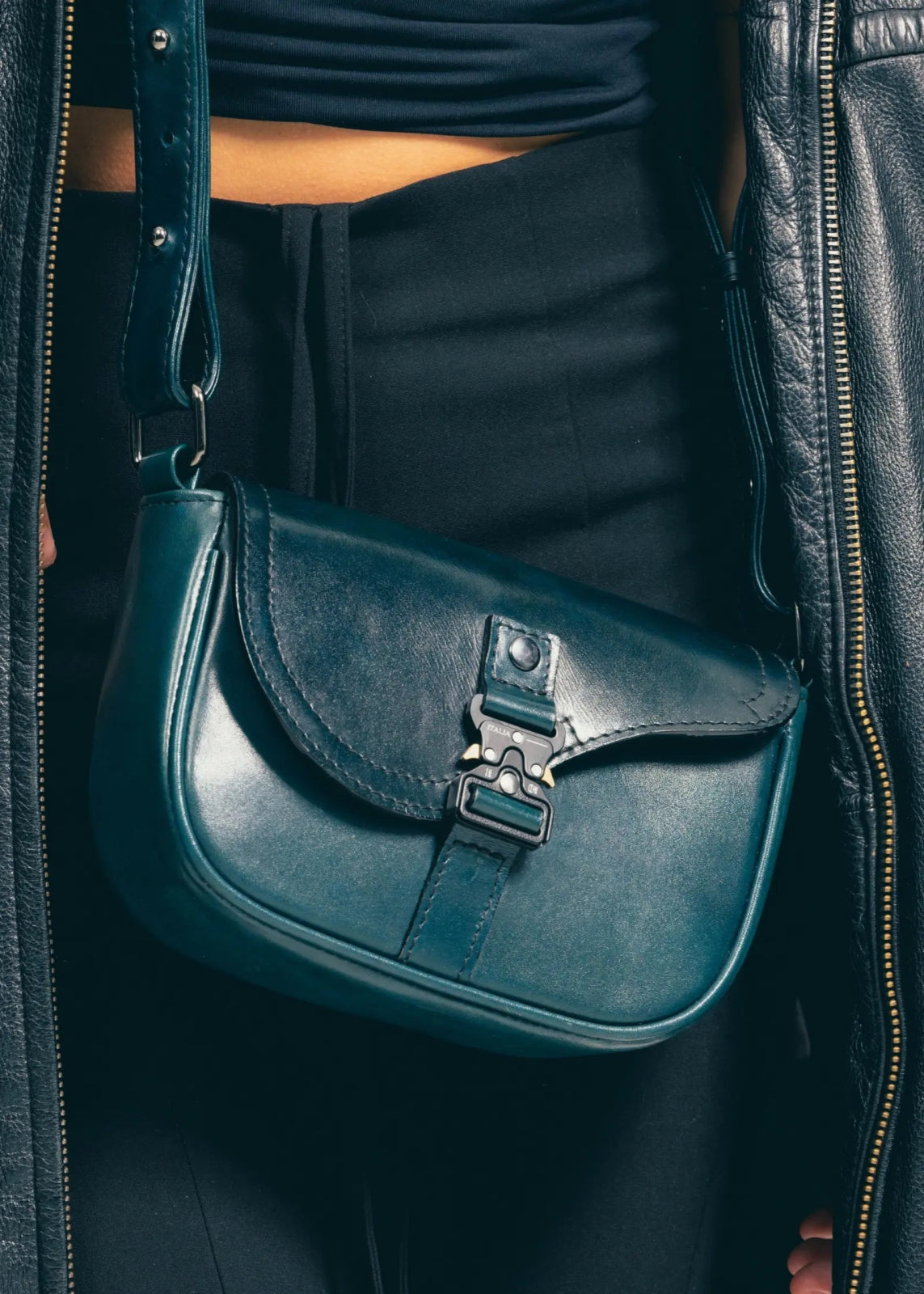 Bolso cruzado de piel artesanal con broche metálico – Modelo TEJÓN de Kwara (NO ES D*OR) hecho a mano por Kwaramx.com | exclusivo de Kwaramx.com