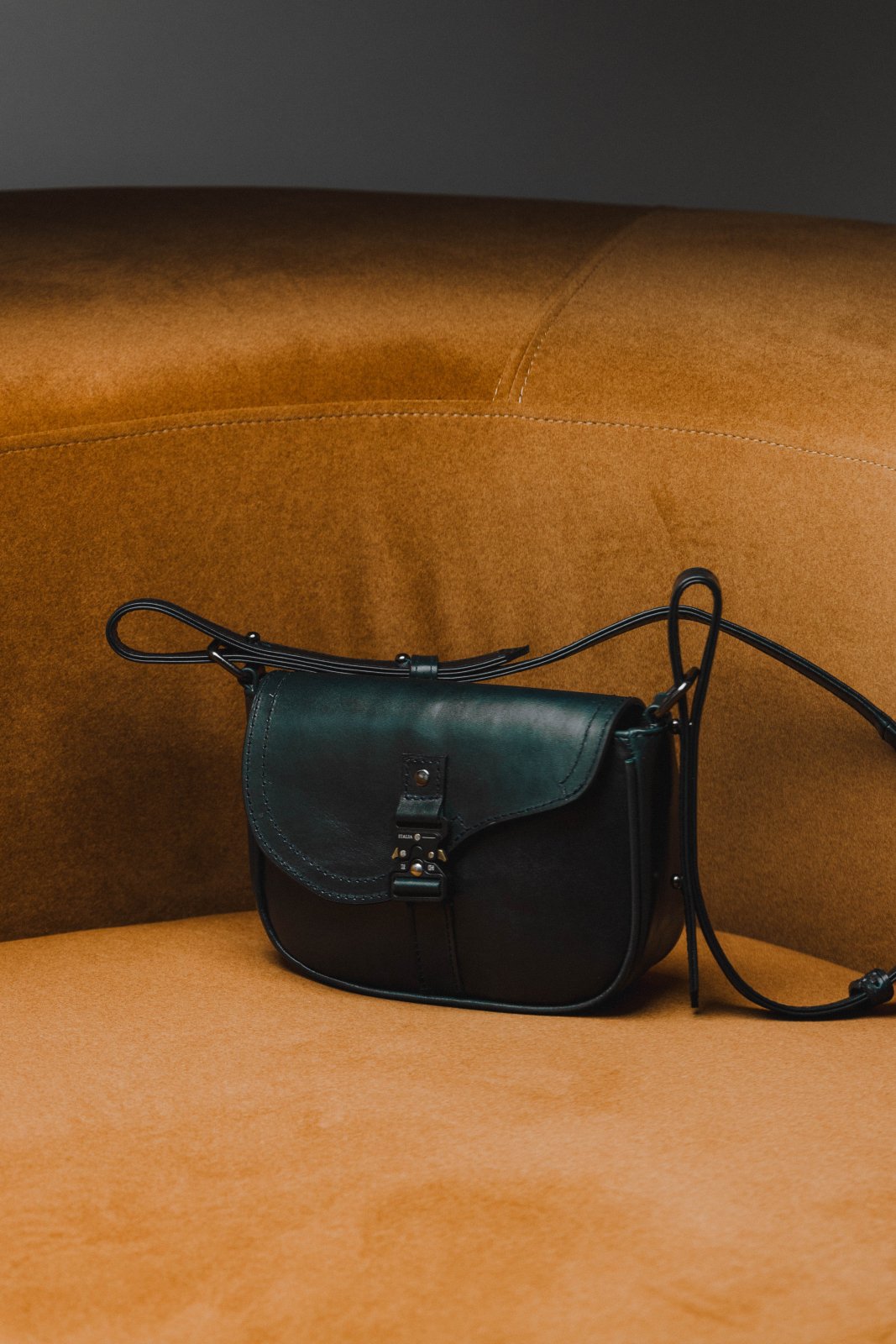 Bolso cruzado de piel artesanal con broche metálico – Modelo TEJÓN de Kwara (NO ES D*OR) hecho a mano por Kwaramx.com | exclusivo de Kwaramx.com