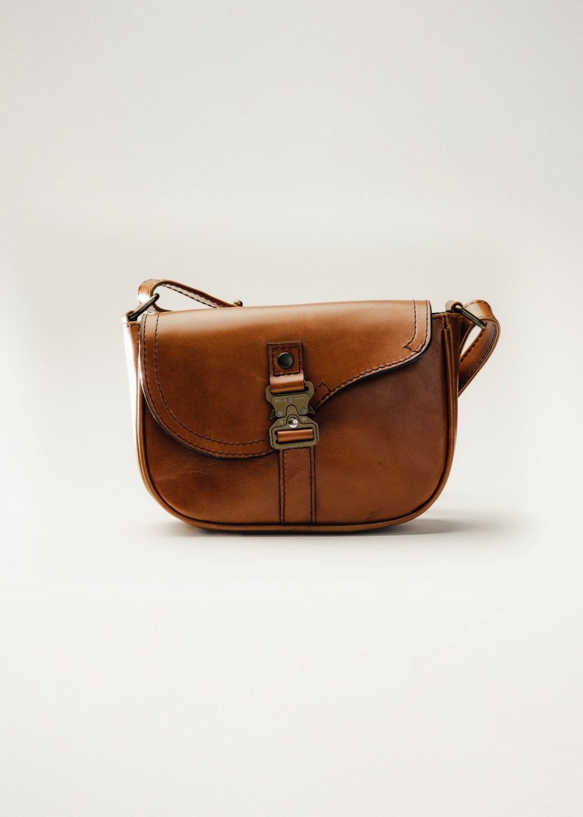 Bolso cruzado de piel artesanal con broche metálico – Modelo TEJÓN de Kwara (NO ES D*OR) hecho a mano por Kwaramx.com | exclusivo de Kwaramx.com