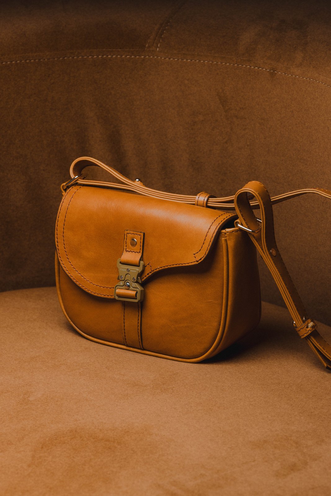 Bolso cruzado de piel artesanal con broche metálico – Modelo TEJÓN de Kwara (NO ES D*OR) hecho a mano por Kwaramx.com | exclusivo de Kwaramx.com