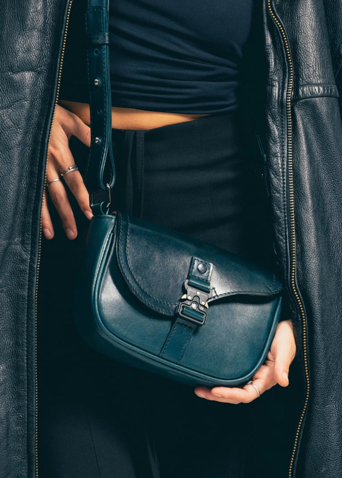 Bolso cruzado de piel artesanal con broche metálico – Modelo TEJÓN de Kwara (NO ES D*OR) hecho a mano por Kwaramx.com | exclusivo de Kwaramx.com