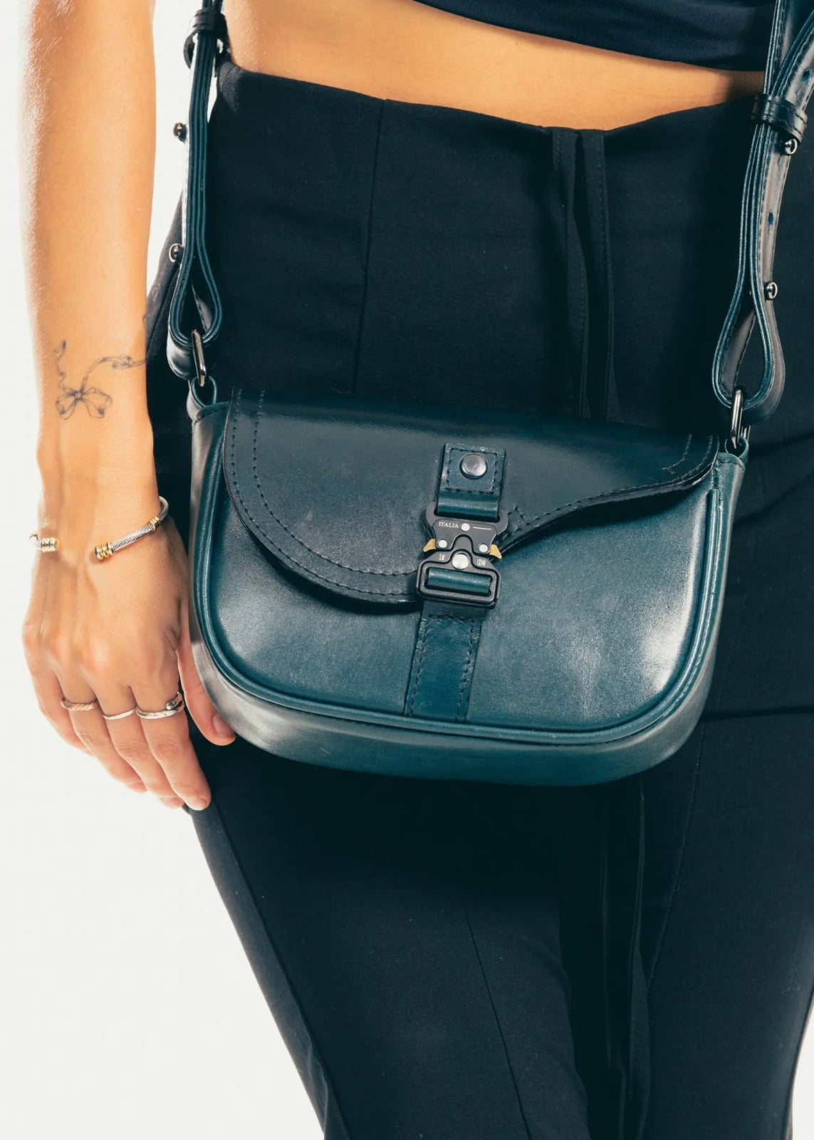 Bolso cruzado de piel artesanal con broche metálico – Modelo TEJÓN de Kwara (NO ES D*OR) hecho a mano por Kwaramx.com | exclusivo de Kwaramx.com