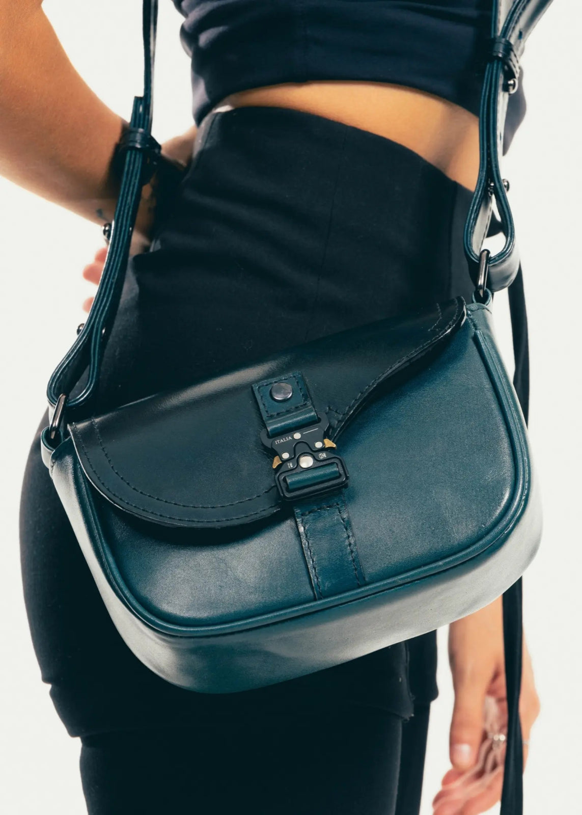 Bolso cruzado de piel artesanal con broche metálico – Modelo TEJÓN de Kwara (NO ES D*OR) hecho a mano por Kwaramx.com | exclusivo de Kwaramx.com
