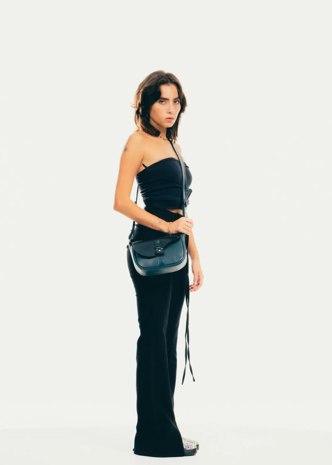 Bolso cruzado de piel artesanal con broche metálico – Modelo TEJÓN de Kwara (NO ES D*OR) hecho a mano por Kwaramx.com | exclusivo de Kwaramx.com