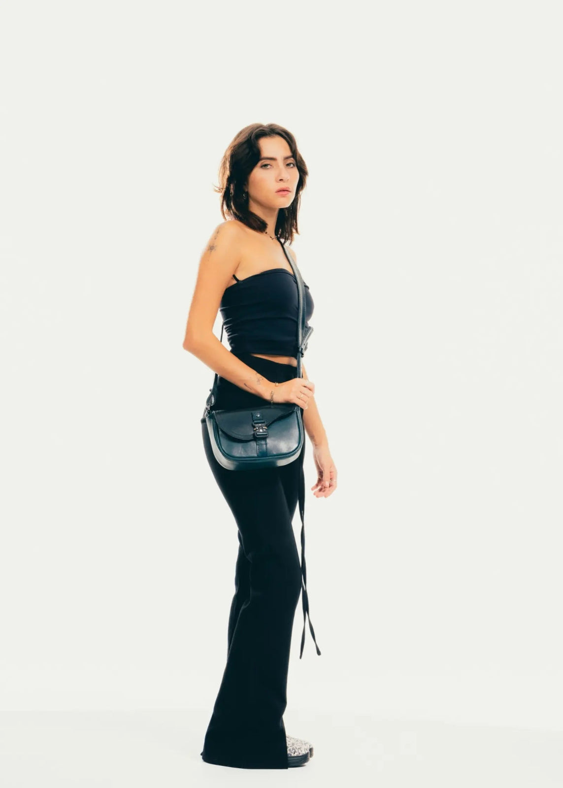 Bolso cruzado de piel artesanal con broche metálico – Modelo TEJÓN de Kwara (NO ES D*OR) hecho a mano por Kwaramx.com | exclusivo de Kwaramx.com