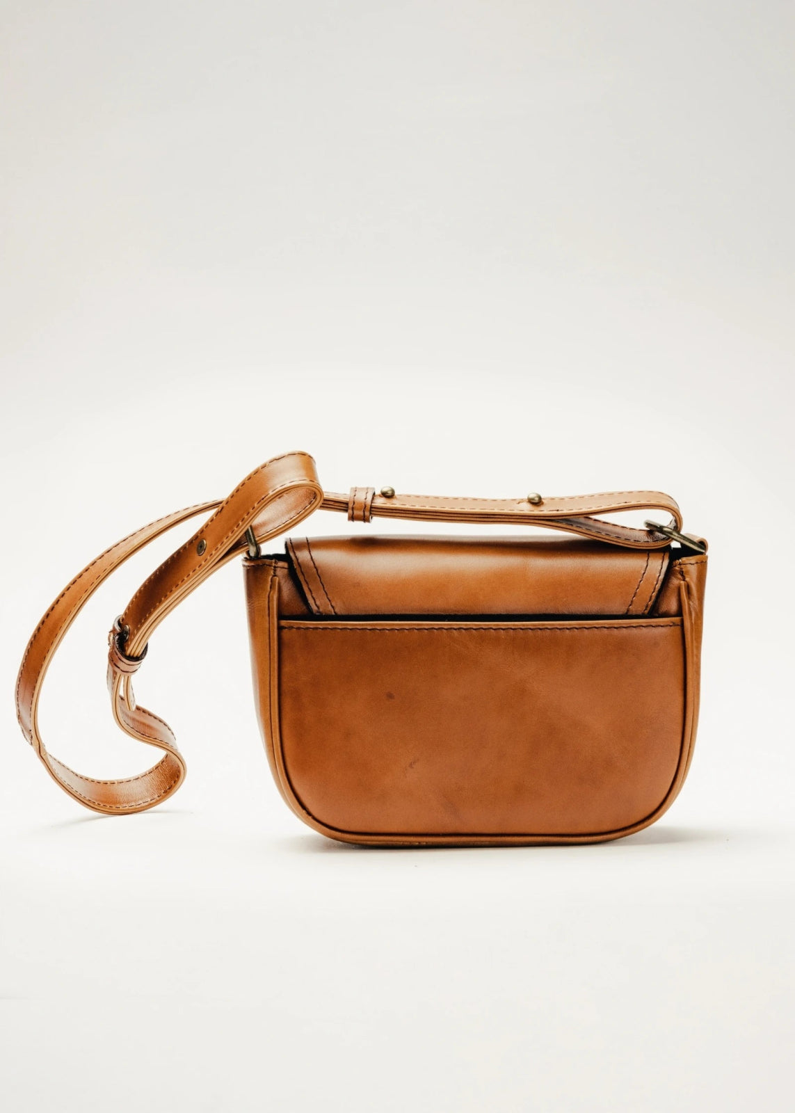 Bolso cruzado de piel artesanal con broche metálico – Modelo TEJÓN de Kwara (NO ES D*OR) hecho a mano por Kwaramx.com | exclusivo de Kwaramx.com