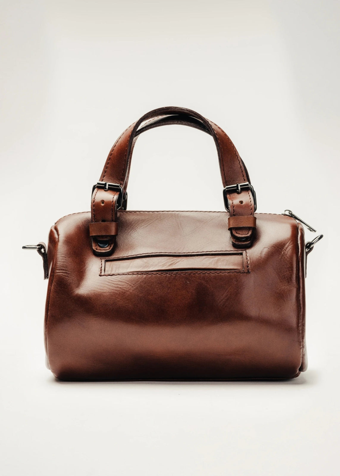 Bolso de piel artesanal tipo duffel – Modelo AXOLOTE de Kwara hecho a mano por Kwaramx.com | exclusivo de Kwaramx.com