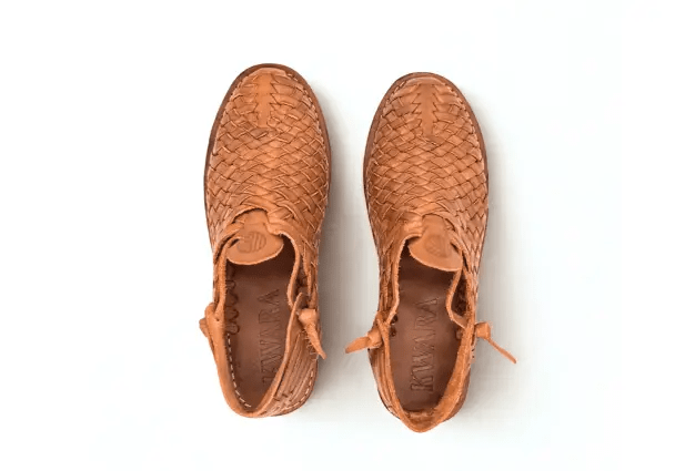 Huarache artesanal cerrado de piel trenzada con suela tipo crepé – Modelo Tierra de Kwara hecho a mano por Kwaramx.com | exclusivo de Kwaramx.com