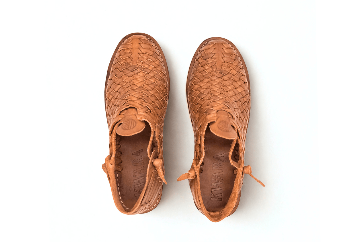 Huarache artesanal cerrado de piel trenzada con suela tipo crepé – Modelo Tierra de Kwara hecho a mano por Kwaramx.com | exclusivo de Kwaramx.com