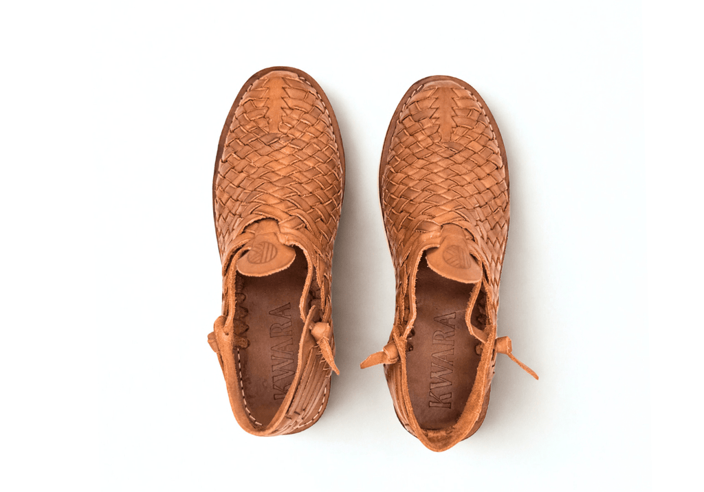 Huarache artesanal cerrado de piel trenzada con suela tipo crepé – Modelo Tierra de Kwara hecho a mano por Kwaramx.com | exclusivo de Kwaramx.com