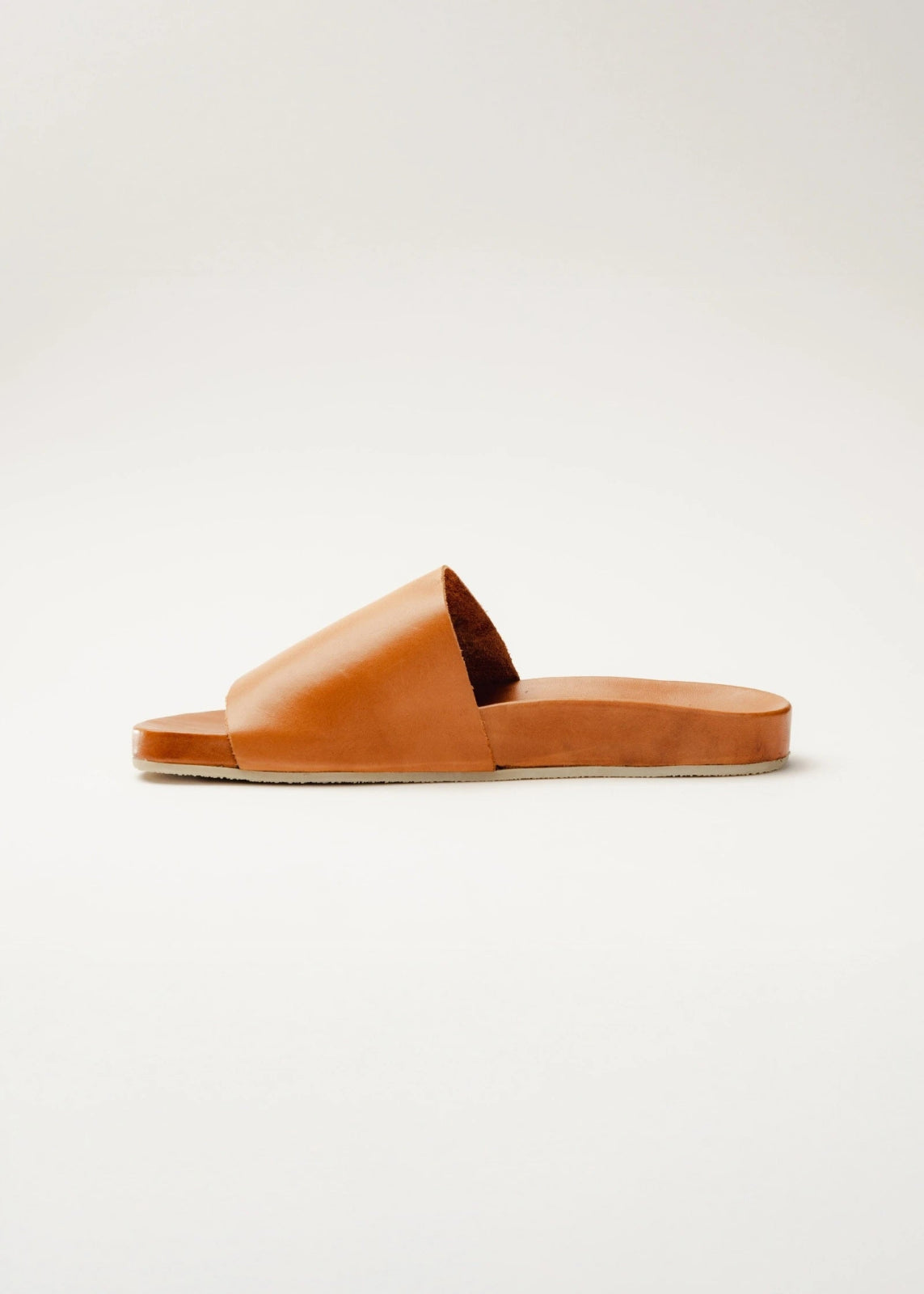 Sandalia slide artesanal de piel color nuez para mujer hecha a mano – KWARA