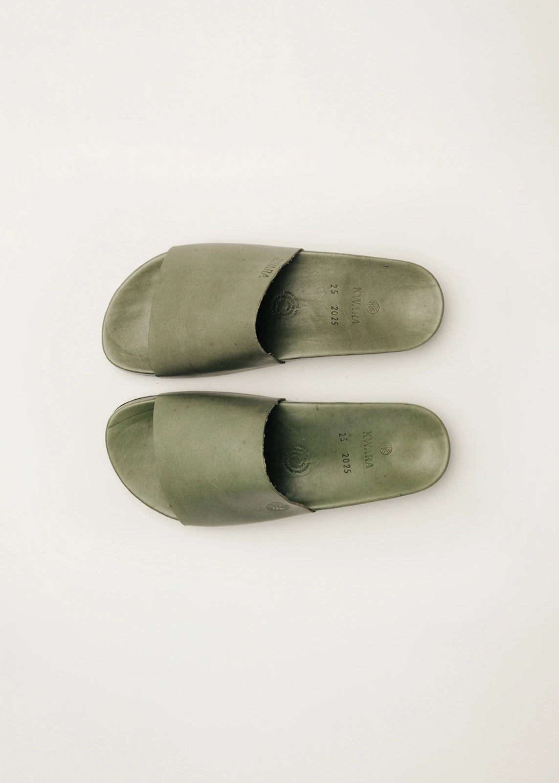 Sandalia de piel artesanal para mujer estilo slide hecha a mano en Michoacán – KWARA