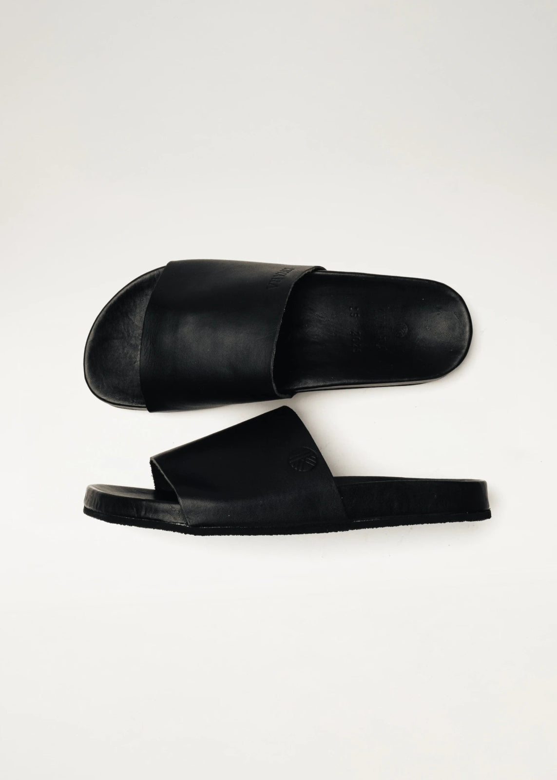 Sandalia de piel artesanal color negro con diseño minimalista hecha en Michoacán – KWARA