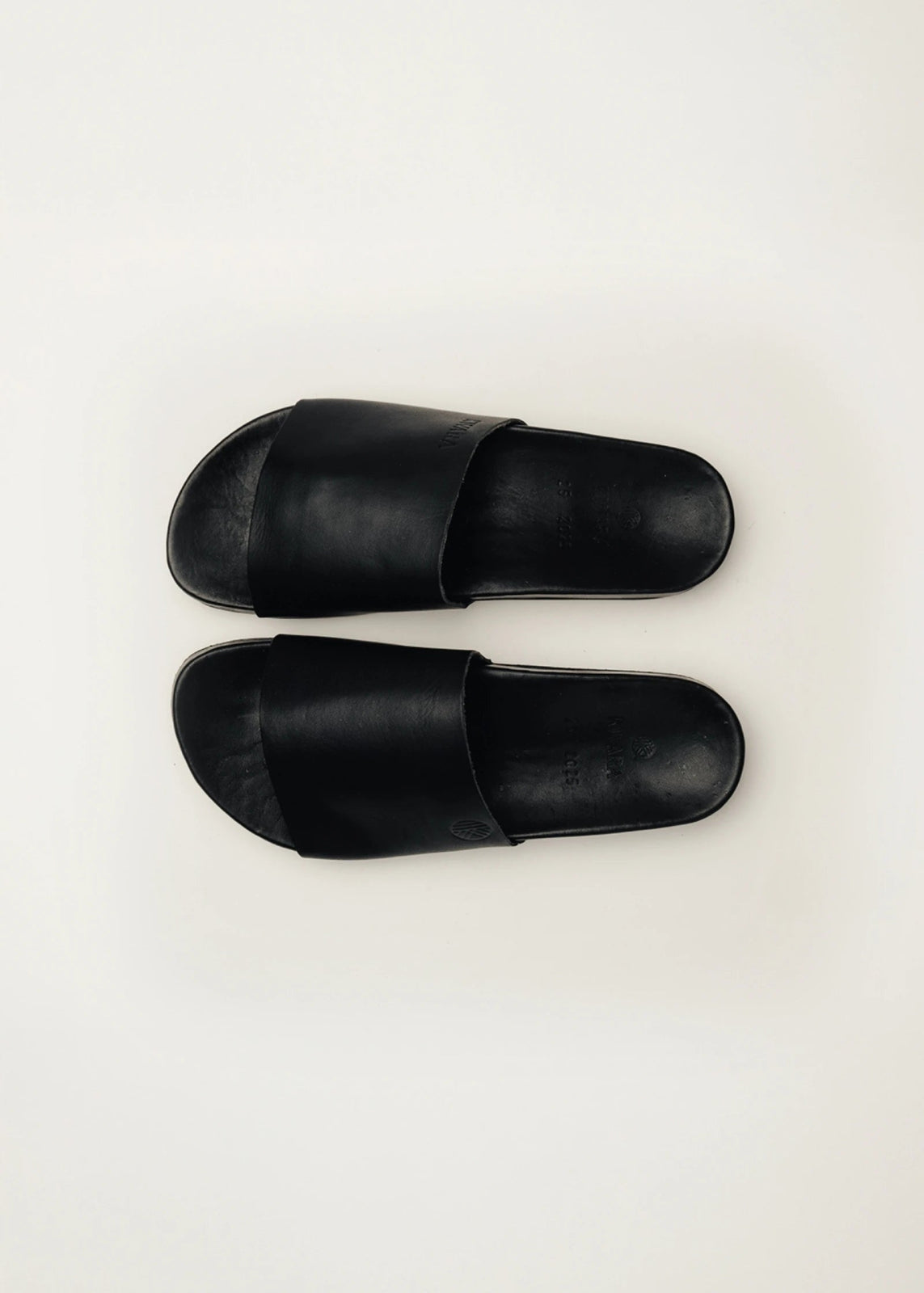 Sandalia slide artesanal de piel negra para mujer hecha a mano en México – KWARA