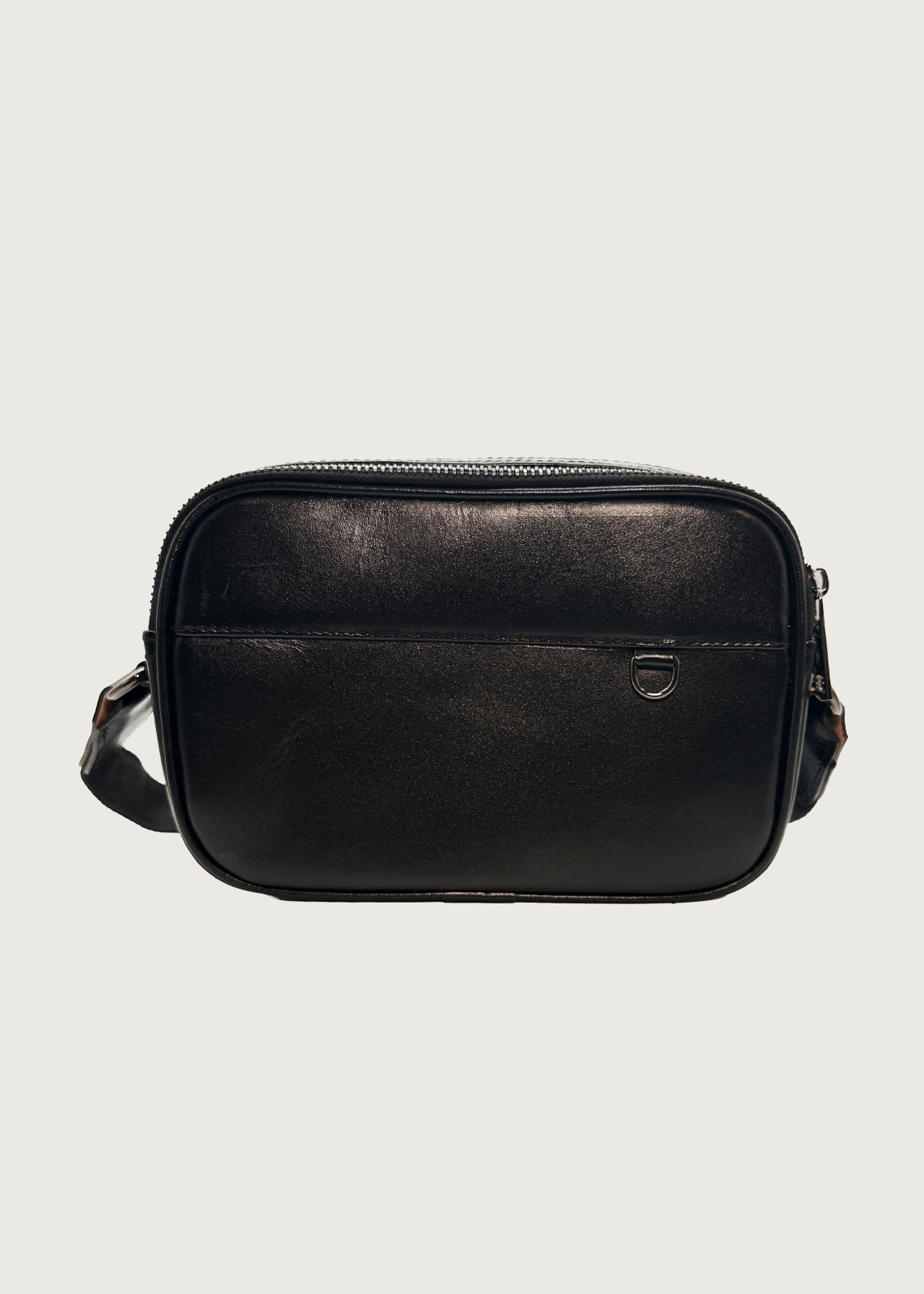 Bolsa Crossbody de Piel Kwara negra vista frontal