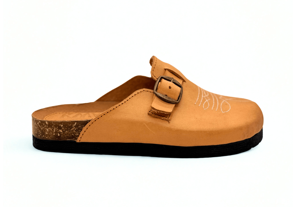 Mule artesanal estilo vaquero con bordado tipo bota – La Charra de Kwara hecho a mano por Kwaramx.com | Calzado exclusivo de Kwaramx.com