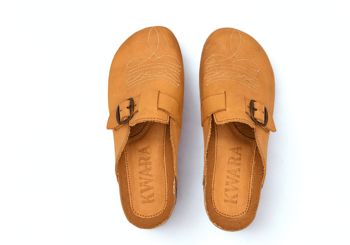 Mule artesanal estilo vaquero con bordado tipo bota – La Charra de Kwara hecho a mano por Kwaramx.com | Calzado exclusivo de Kwaramx.com