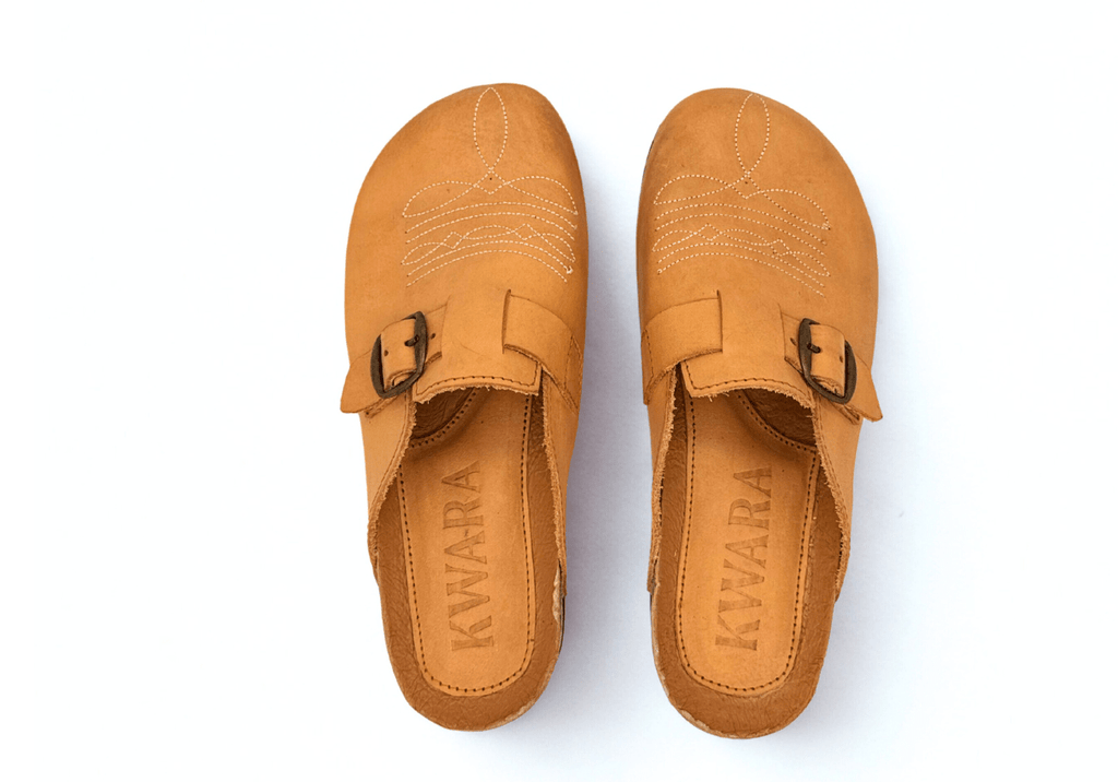 Mule artesanal estilo vaquero con bordado tipo bota – La Charra de Kwara hecho a mano por Kwaramx.com | Calzado exclusivo de Kwaramx.com