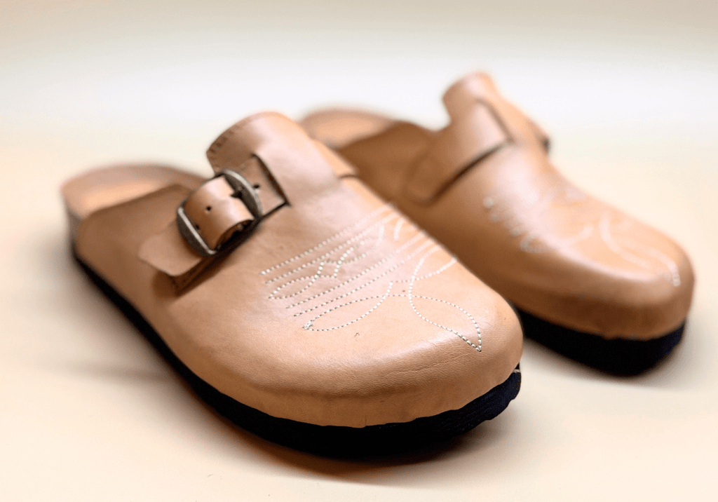 Mule artesanal estilo vaquero con bordado tipo bota – La Charra de Kwara hecho a mano por Kwaramx.com | Calzado exclusivo de Kwaramx.com