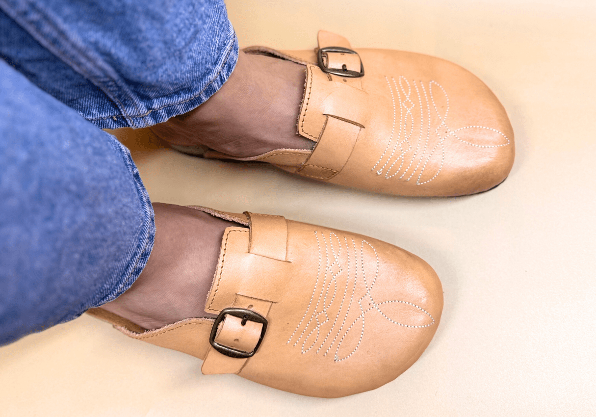 Mule artesanal estilo vaquero con bordado tipo bota – La Charra de Kwara hecho a mano por Kwaramx.com | Calzado exclusivo de Kwaramx.com