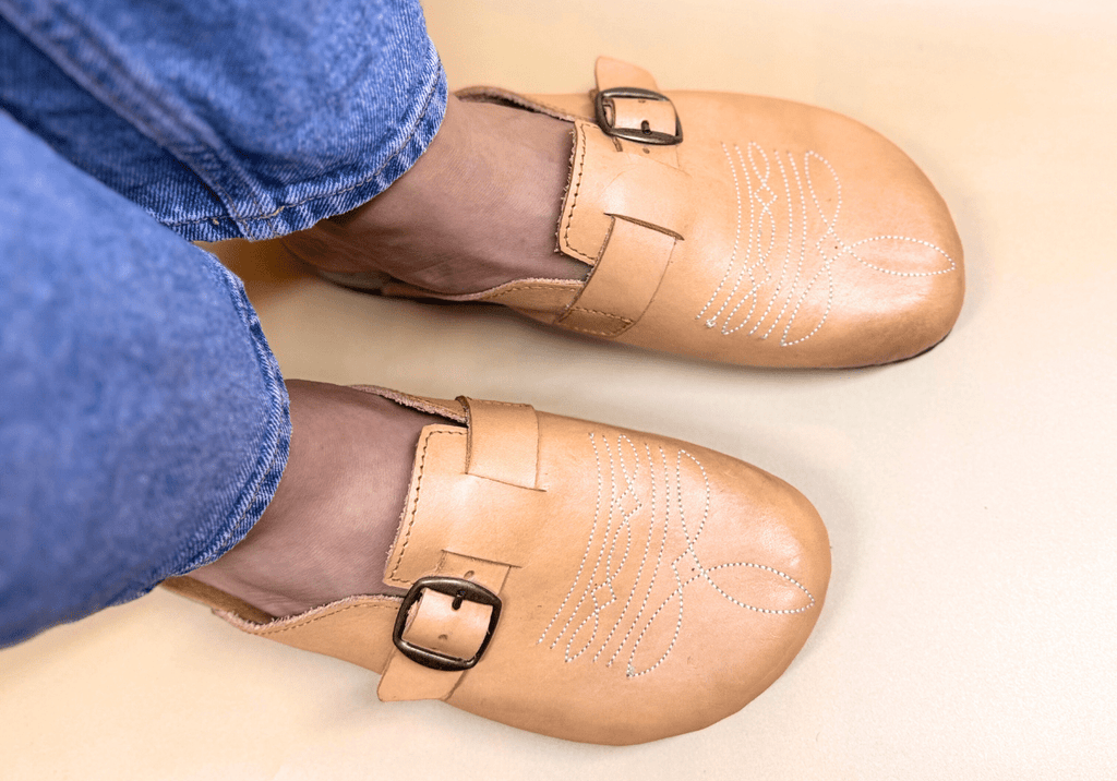 Mule artesanal estilo vaquero con bordado tipo bota – La Charra de Kwara hecho a mano por Kwaramx.com | Calzado exclusivo de Kwaramx.com