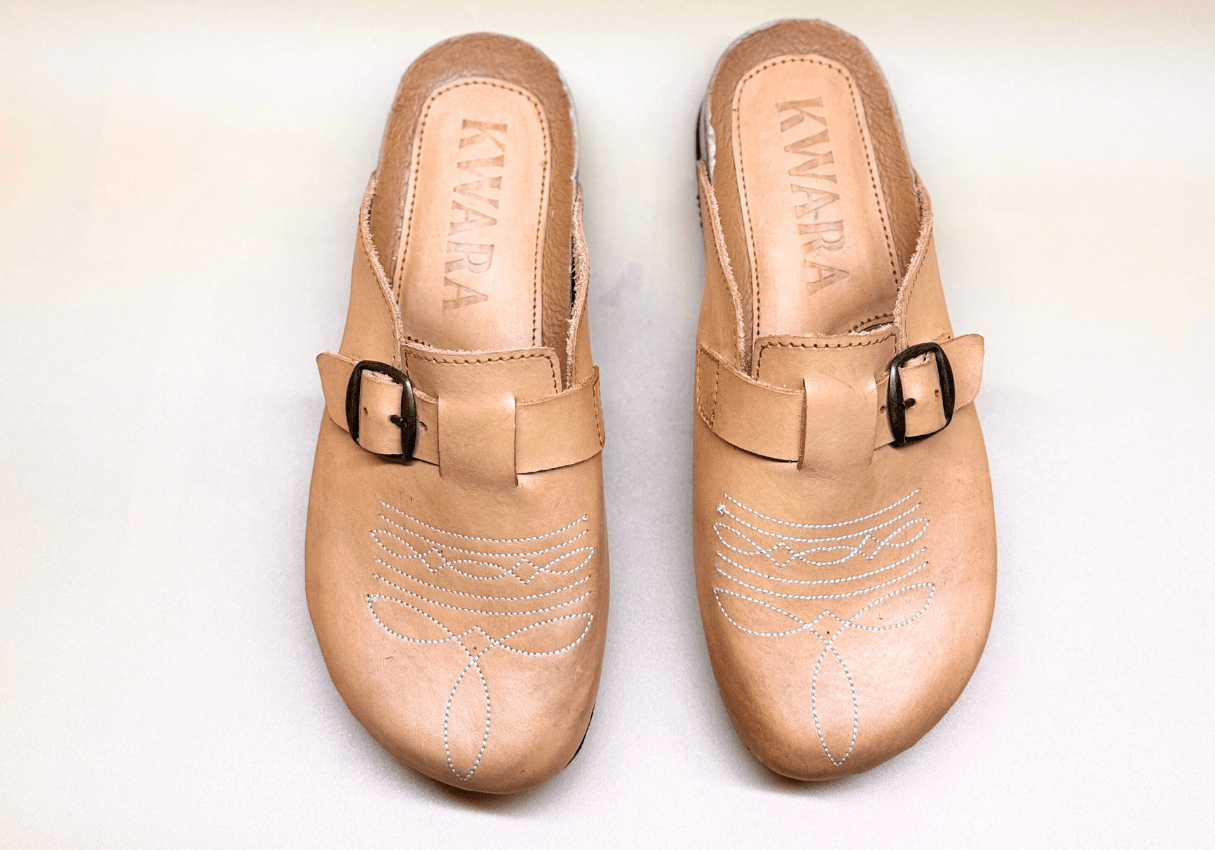 Mule artesanal estilo vaquero con bordado tipo bota – La Charra de Kwara hecho a mano por Kwaramx.com | Calzado exclusivo de Kwaramx.com